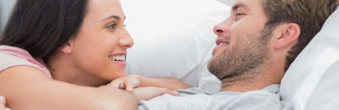 Сексуально активный мужчина с женщиной.